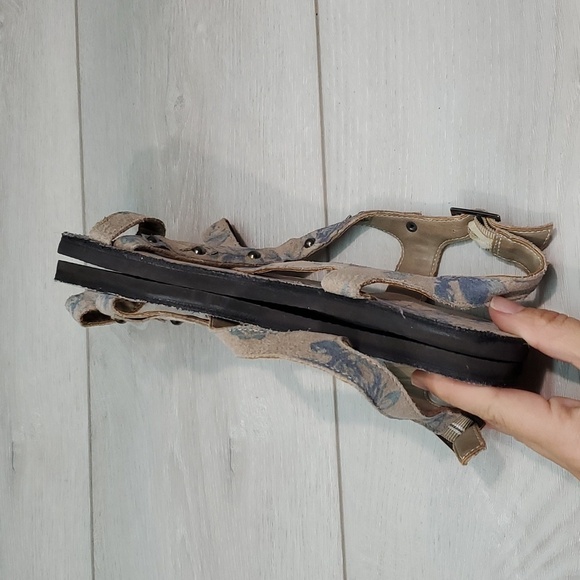 OTBT Womens Floral Loop Toe Sandals Flats shoes sz 7 - Picture 9 of 12